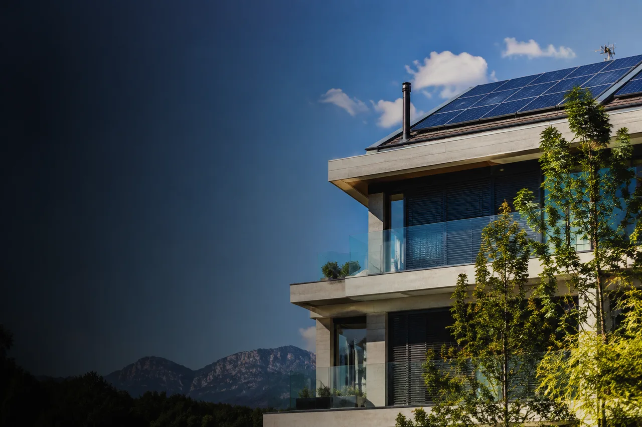 Edificio contemporaneo con pannelli fotovoltaici in copertura